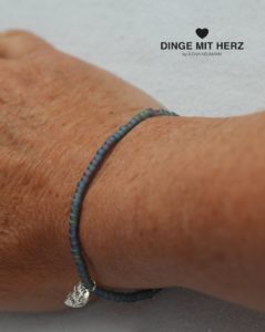 DINGE-MIT-HERZ Armband Mini Blautöne frosted iced matt