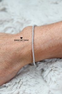 DINGE MIT HERZ ARMBAND MICRO hellgrau schimmernd