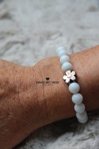 DINGE MIT HERZ Armband Sommer Sale weiß groß mit Silberblüte