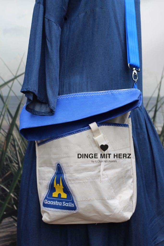 Dinge mit Herz BORSA Umhängetasche aus gesegeltem Segel GAASTRA SAILS weiß blau