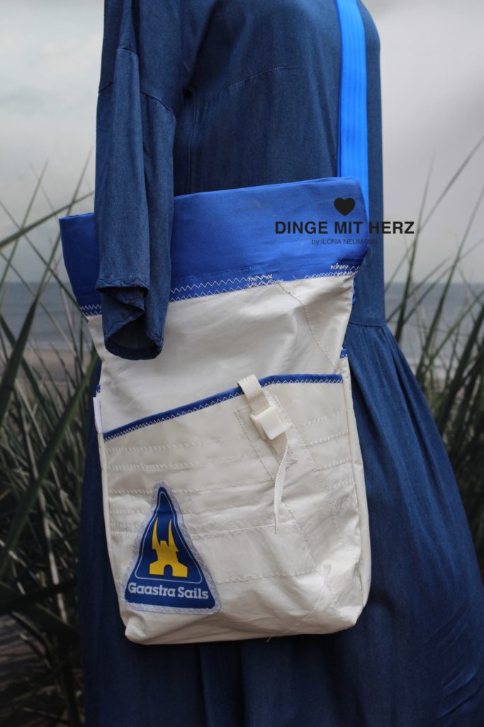 Dinge mit Herz BORSA Umhängetasche aus gesegeltem Segel GAASTRA SAILS weiß blau