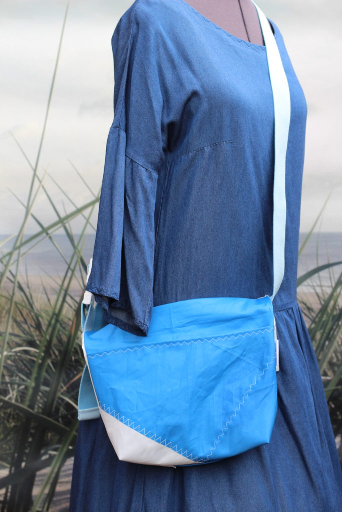Dinge mit Herz BORSA piccola Umhängetasche aus gesegeltem Segel himmelblau weiß
