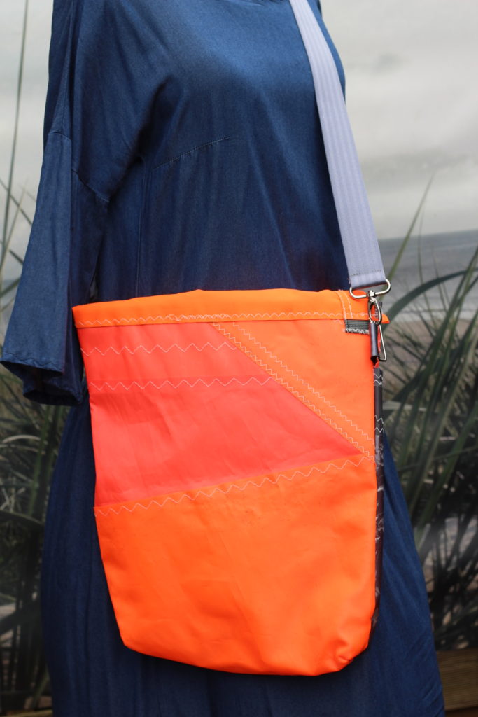 Dinge mit Herz BORSA Umhängetasche aus gesegeltem Segel NEIL PRYDE orange dunkelgrau