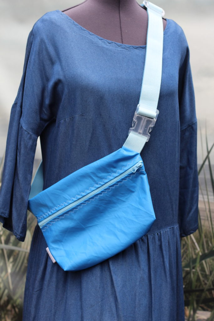 Dinge mit Herz MARSUPIO Tasche aus gesegeltem Segel himmelblau