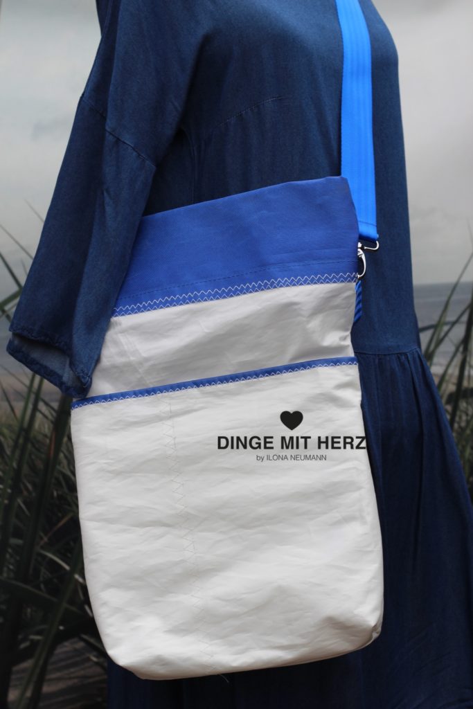Dinge mit Herz BORSA Umhängetasche aus gesegeltem Segel GAASTRA SAILS weiß mit blau