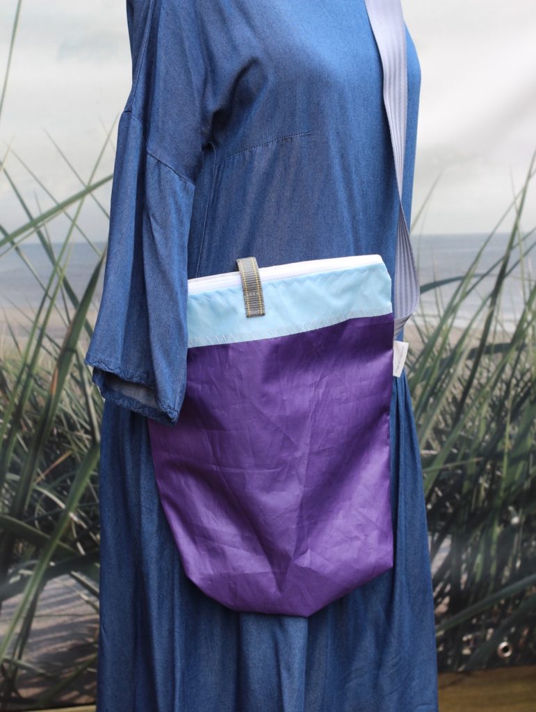 Dinge mit Herz MEDIA mittelgroße Tasche aus gesegeltem Segel lila weiß hellblau